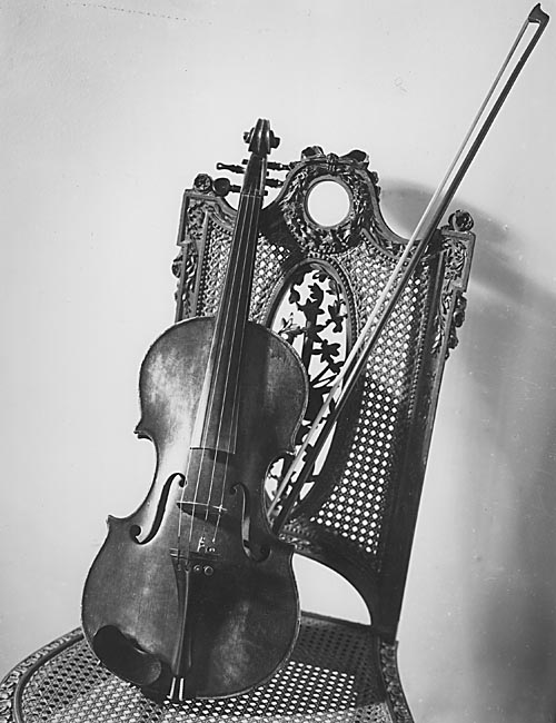  - Chaise et violon